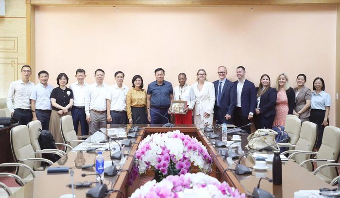 Các đại biểu chụp ảnh tại Bộ Y tế. Ảnh: Trần Minh