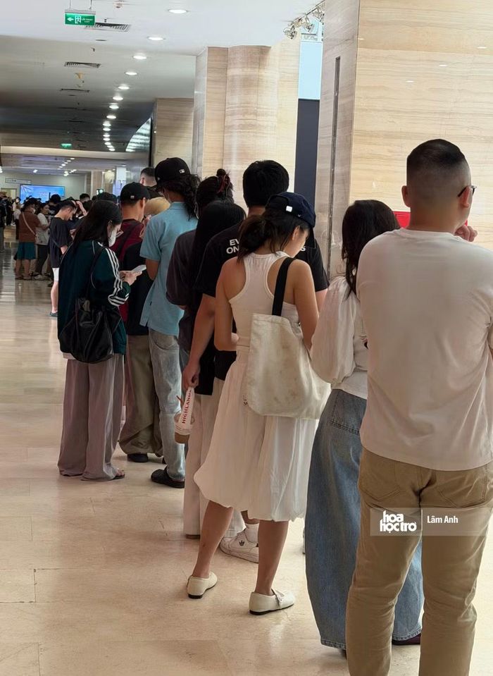 Hàng người xếp hàng từ cửa pop-up, nối dài hàng trăm mét bao quanh khu vực tầng trệt. Do khu vực này tập trung nhiều người Hàn sinh sống và làm việc nên không chỉ có fan Việt, mà còn có một số khách Hàn Quốc chờ mua.