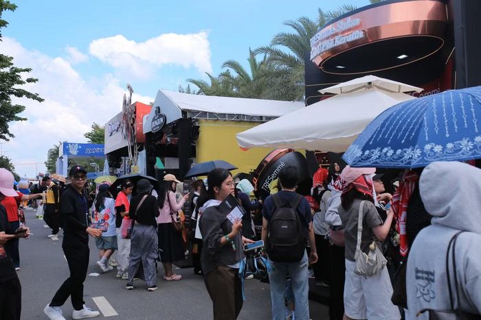  Ngoài các trạm check-in dành cho các Anh Tài, khu vực trải nghiệm của các nhà tài trợ cũng thu hút nhiều Gai Con đến chơi game và trải nghiệm sản phẩm. 