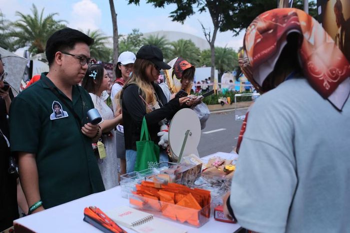  Các Gai Con xếp hàng để tham gia các hoạt động do các FC, fansites tổ chức để được "mói" những món quà xinh xắn mang về. 