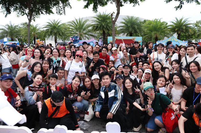  Anh Tài Nguyễn Văn Chung giao lưu và chụp hình lưu niệm cùng Gai Con. Ảnh: @nhacsi.nguyenvanchung 