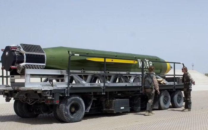 MOAB nặng gần 9,8 tấn, dài khoảng 9,17 m và chứa khoảng 8,5 tấn thuốc nổ. Vũ khí được phát triển để tạo ra sóng nổ mạnh trên diện rộng, phù hợp với những mục tiêu như khu vực tập trung lực lượng, vị trí phòng thủ hoặc hệ thống hang động.
