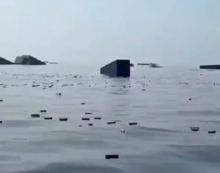Hàng hóa trôi dạt trên biển
