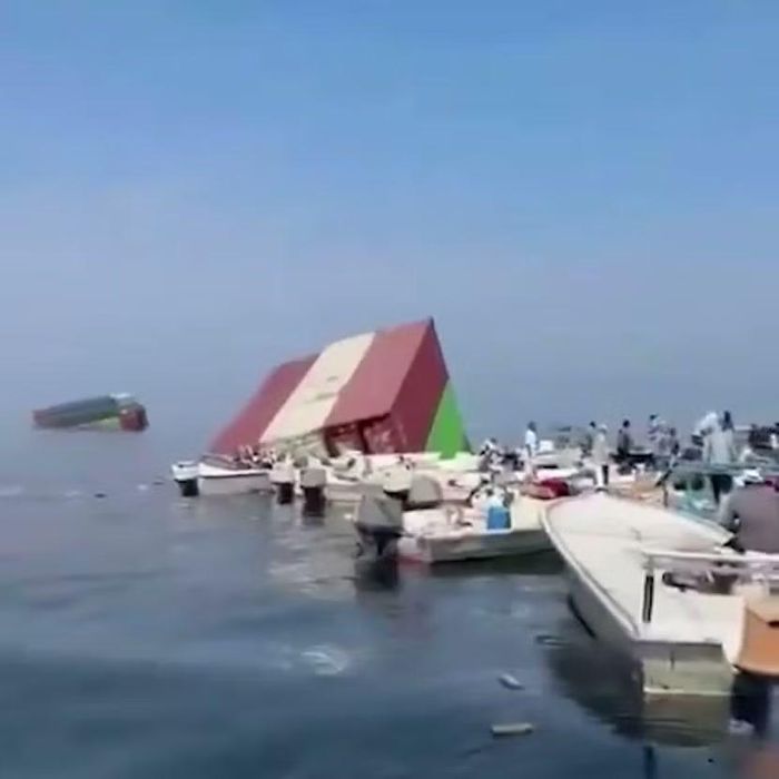 Ngư dân thu gom hàng hóa từ container trôi trên biển