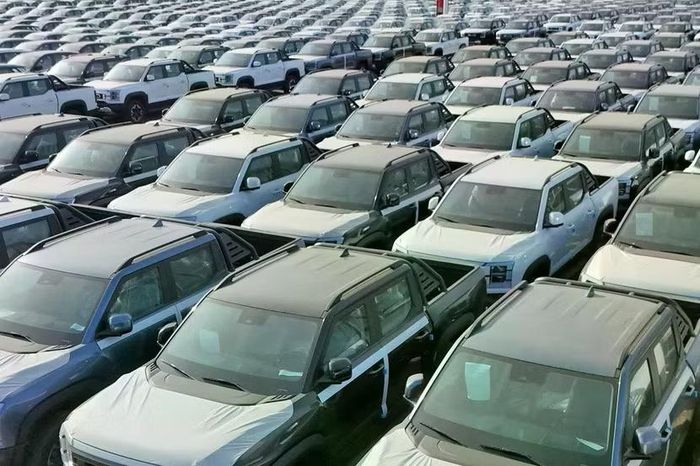 Các mẫu xe hybrid chuẩn bị xuất khẩu tại cảng Yên Đài, Trung Quốc. Ảnh: Getty Images