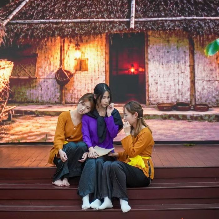 Tiểu phẩm "Lam Hạ anh hùng” tái hiện câu chuyện về 10 nữ thanh niên xung phong Lam Hạ làm nổi bật tinh thần quả cảm, lòng yêu nước và sự cống hiến của tuổi trẻ