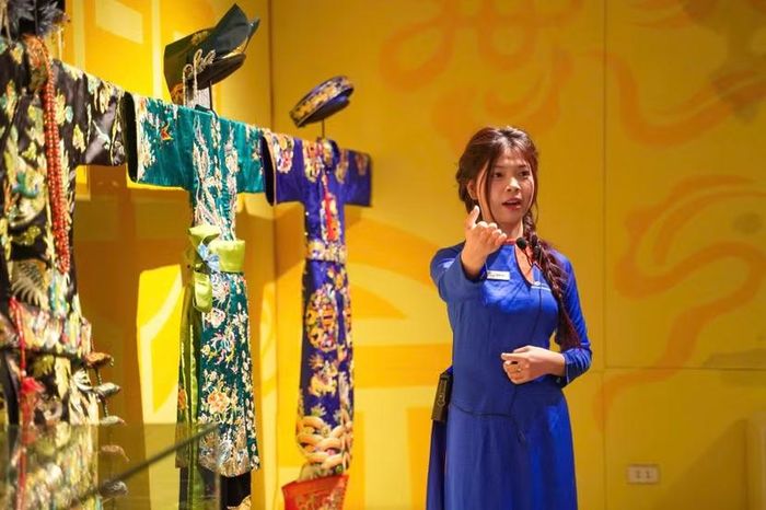 Các sinh viên thuyết minh theo hình thức kể chuyện
