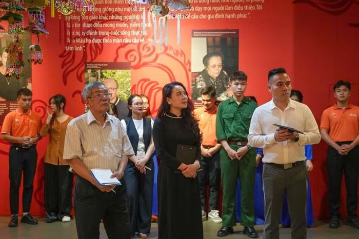 Ban giám khảo theo dõi phần thi thuyết trình của các đội thi
