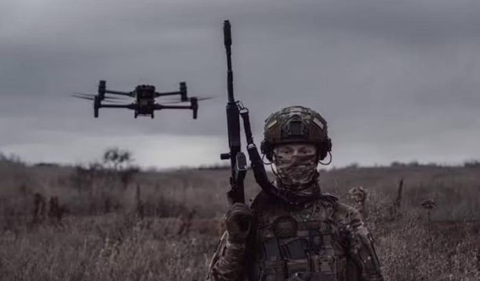 Nếu phải duy trì tốc độ dưới ngưỡng giới hạn để tránh mất tín hiệu, UAV cánh bằng của Ukraine sẽ bị giảm hiệu quả tác chiến và có thể dễ bị đối phương bắn hạ hơn. Trong khi đó, UAV đánh chặn gặp khó khăn khi truy đuổi những mục tiêu phản lực có tốc độ cao.
