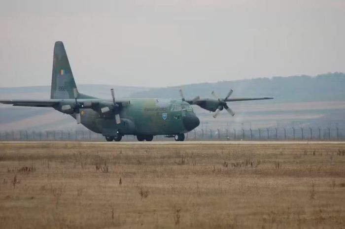 Trong suốt gần 3 thập kỷ, C-130 Hercules, cùng với những phi cơ hạng nhẹ C-27J Spartan đã tạo thành xương sống của lực lượng không quân vận tải Romania, cung cấp hậu cần cho các đơn vị tham gia hoạt động quốc tế.