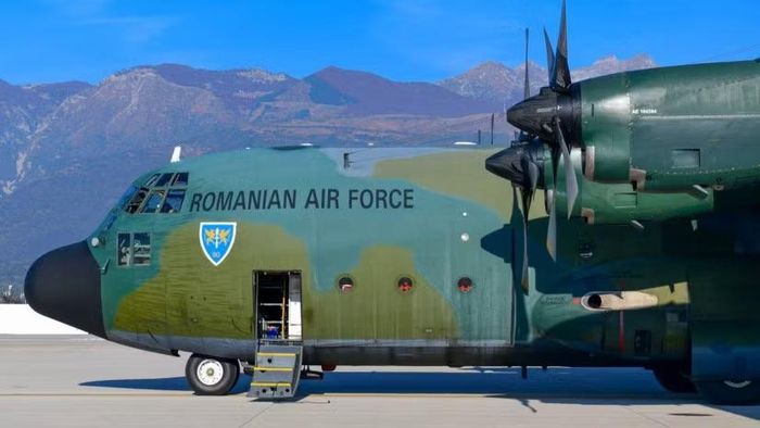 Hiện nay Không quân Romania đang có trong biên chế tổng cộng 8 máy bay vận tải quân sự C-130 Hercules với nhiều biến thể khác nhau, trong đó 1 chiếc đã ngừng hoạt động và đang được bảo quản trong kho.