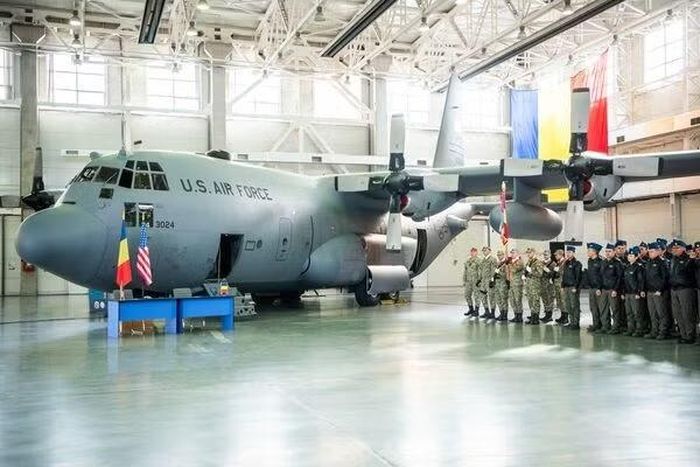 Thông tin này được Bộ Quốc phòng Romania thông báo, lễ bàn giao và tiếp nhận máy bay đã diễn ra vào ngày 14/10 tại Căn cứ không quân vận tải số 90 ở Otopeni, với sự tham gia của đại diện giới chức quân sự cả hai nước.
