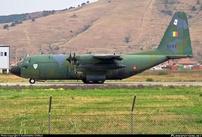 Ngày 18/3/1997, chuyến bay đầu tiên của C-130 Hercules với phi hành đoàn người Romania đã diễn ra, và tới mùa hè cùng năm, chiếc máy bay nói trên này đã thực hiện nhiệm vụ quốc tế.