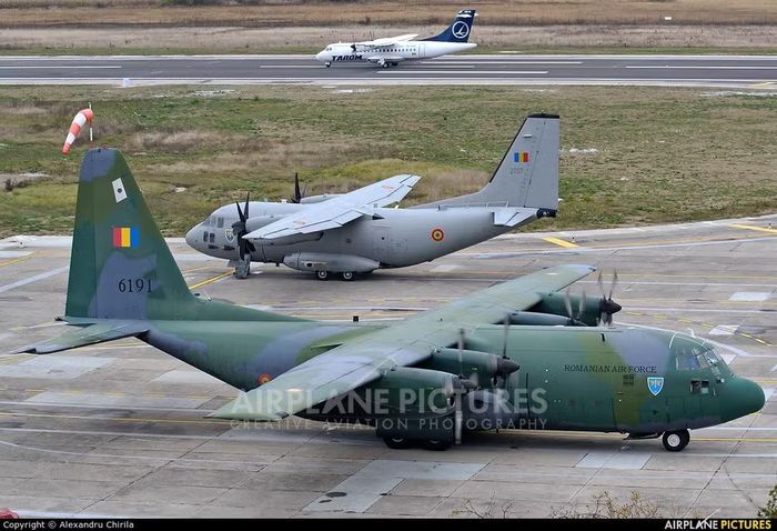 Phi đội Hercules của Romania được chia thành hai biến thể chính, bao gồm 4 chiếc C-130B và 4 chiếc C-130H. Tổng cộng họ đã nhận được 5 máy bay C-130B, nhưng 1 chiếc trong số đó đã ngừng hoạt động và được sử dụng làm nguồn cung cấp phụ tùng thay thế.