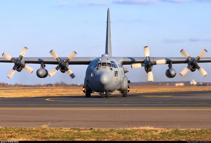 Hiện nay phiên bản tiên tiến nhất của dòng vận tải cơ nói trên là C-130J Super Hercules, nó được trang bị cánh quạt 6 lá giảm thiểu tiếng ồn và nâng cao hiệu suất hoạt động, đi kèm hệ thống điện tử hàng không kỹ thuật số tinh vi hơn nhiều.