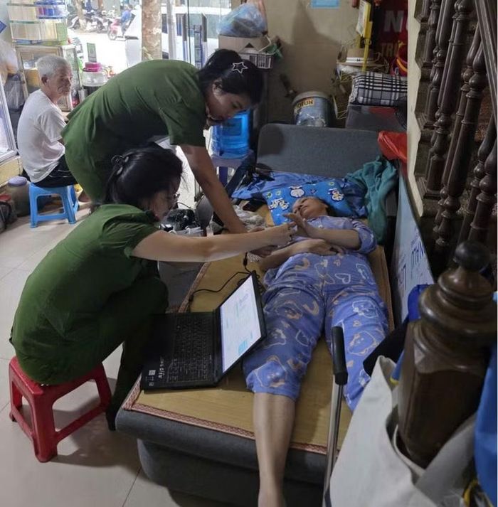 Cán bộ Công an phường Long Biên lấy mẫu tại nhà của thân nhân liệt sỹ