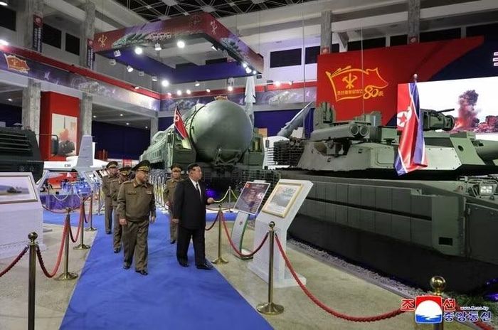 Những chiếc MBT này khác nhau ở một số chi tiết: một chiếc có những ống phóng có thể nhìn thấy ở phía bên phải tháp pháo, bên trong chứa 2 tên lửa chống tăng dẫn đường, trong khi chiếc kia có hệ thống phòng vệ chủ động (APS) cải tiến, bao gồm hai bệ phóng xoay.