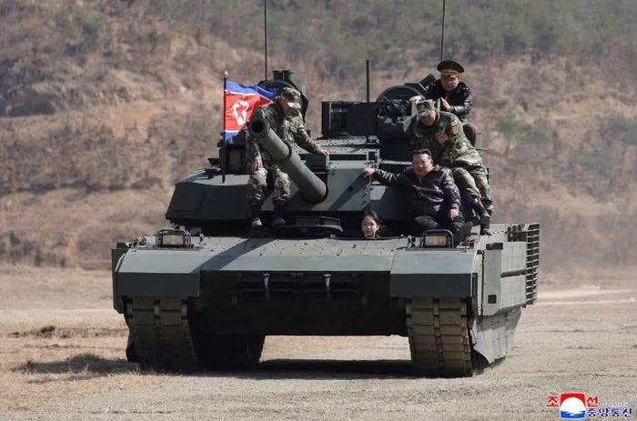 Dây chuyền sản xuất hàng loạt xe tăng chiến đấu chủ lực Cheonma-2 đã được thiết lập tại Nhà máy thiết giáp Kusong. Theo dữ liệu trinh sát vệ tinh và các trung tâm phân tích chuyên ngành, công suất chế tạo của cơ sở này đã tăng gấp đôi từ năm 2021 đến năm 2023.