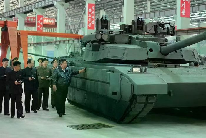 Đáng chú ý là theo tài liệu do hãng thông tấn trung ương Triều Tiên (KCNA) cung cấp, trong số các hiện vật trưng bày có 2 xe tăng chiến đấu chủ lực (MBT) Cheonma-2, còn được biết đến với tên gọi M-2020 theo định danh phương Tây.