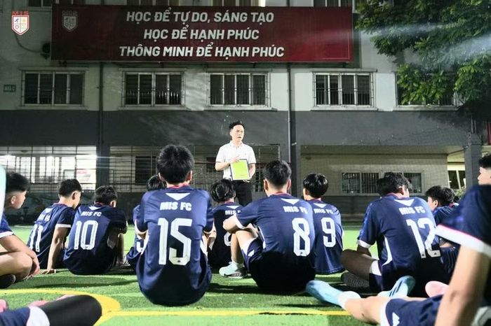 Các thành viên tập trung nghe chỉ đạo chiến thuật từ HLV