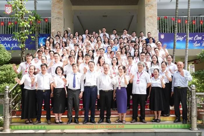 Tập thể Ban Lãnh Đạo, Ban Giám Hiệu & Giáo viên, nhân viên nhà trường