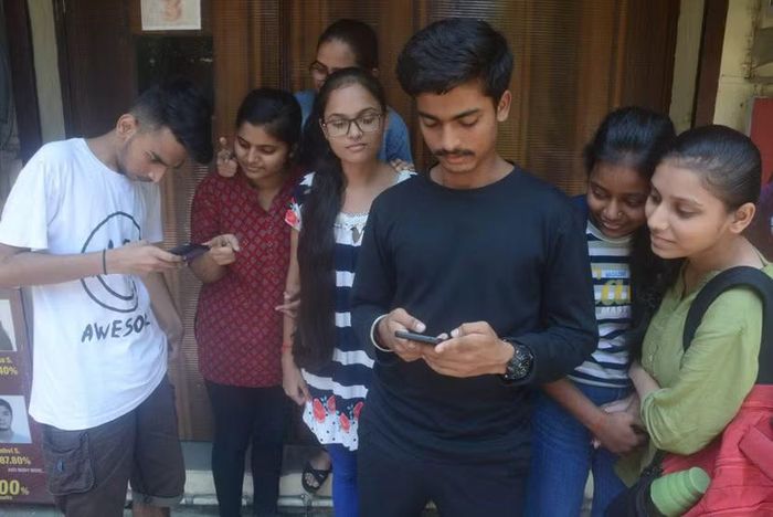 Học sinh Mumbai, Ấn Độ kiểm tra kết quả thi trực tuyến trên điện thoại di động