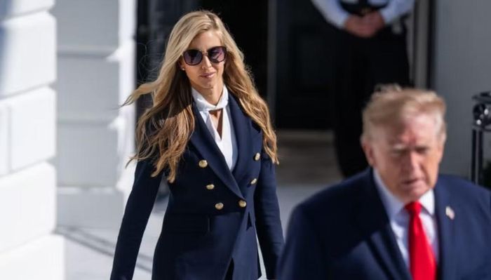 Bà mở đầu bằng việc đọc danh sách thành tựu của Tổng thống Trump với tốc độ chậm, sau đó chỉ trả lời 3 câu hỏi từ phóng viên.