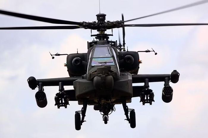 Không quân Israel từ lâu đã tìm kiếm một phiên bản Apache cải tiến để khắc phục một số nhược điểm về hiệu năng của các mẫu "A" và "D" hiện có. Ưu điểm chính của AH-64E so với các mẫu "A" và "D" là động cơ T700-GE-701D mạnh mẽ hơn.
