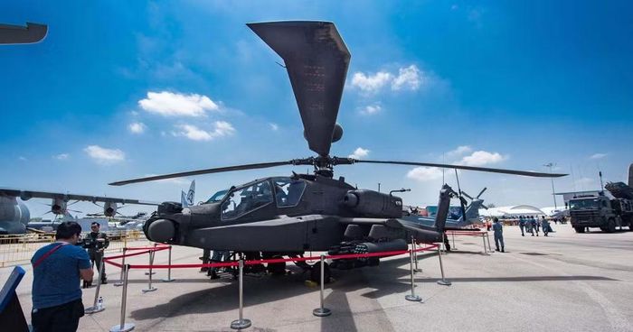 Hơn nữa, trực thăng AH-64E thuộc Phiên bản 6 giờ đây đã lần đầu tiên có khả năng tấn công các mục tiêu trên biển nhờ tích hợp khí tài dẫn bắn và vũ khí chuyên dụng.