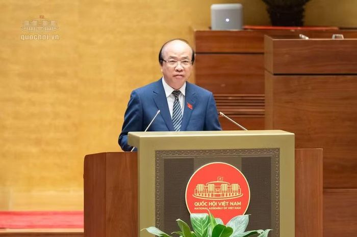 Chủ nhiệm Ủy ban Pháp luật và Tư pháp của Quốc hội Phan Chí Hiếu trình bày báo cáo
