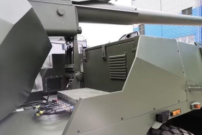 Pháo tự hành DITA có trọng lượng chiến đấu 29 tấn, có thể di chuyển với tốc độ lên tới 25 km/h trên thực địa và 90 km/h trên đường cao tốc, phạm vi hoạt động trong khoảng 300 đến 600 km, tùy thuộc vào điều kiện vận hành cụ thể.