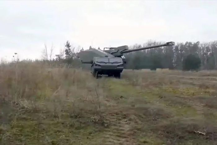 Theo phía Nga, lợi dụng màn đêm, kíp lái Ukraine quyết định hành quân, nhưng bóng tối không phải là vấn đề đối với máy bay không người lái cảm tử trang bị camera ảnh nhiệt, phương tiện chiến đấu đã dễ dàng bị phát hiện.