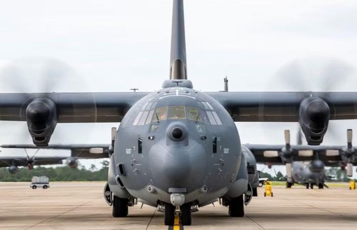 Do kích thước lớn, GBU-43/B được thả từ máy bay vận tải quân sự C-130 Hercules hoặc MC-130 thuộc dòng Combat Talon. Sau khi rời khoang hàng nhờ hệ thống dù, quả bom sử dụng dẫn đường vệ tinh GPS để tiếp cận mục tiêu.