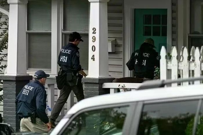 Các nhân viên thuộc Bộ An ninh Nội địa khám xét nhà riêng của nữ nghị sĩ Ilhan Omar ở Washington