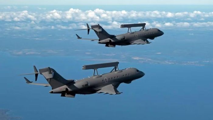 Khung thân máy bay dân dụng Bombardier Global 6000 cung cấp thời gian hoạt động tới hơn 11 giờ mà không cần tiếp nhiên liệu, và độ cao tối đa đạt mức 10 - 11 nghìn mét để mở rộng đường chân trời vô tuyến điện từ.