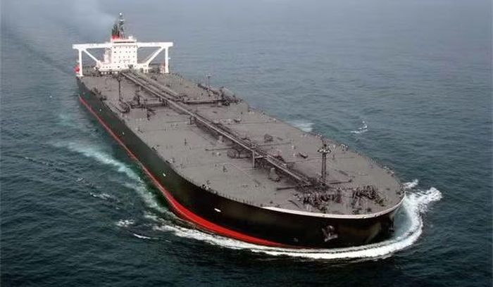 Mới đây Trafigura đã thuê một siêu tàu chở dầu có khả năng mang 600.000 thùng với giá 24 triệu USD, tương đương khoảng 40 USD/thùng chi phí vận chuyển.