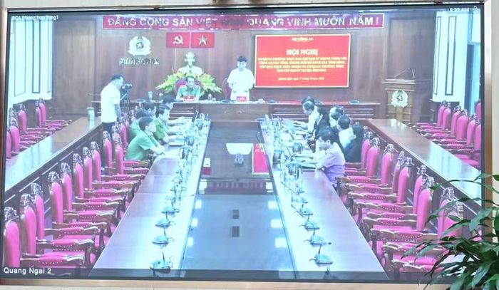 Các đại biểu tham luận tại hội nghị