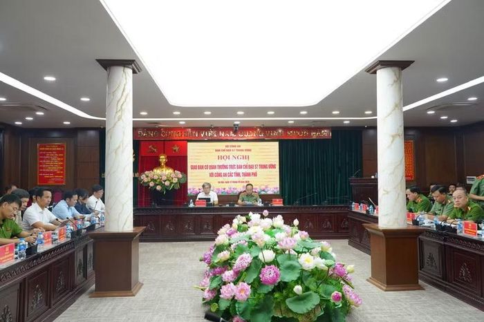 Trung tướng Nguyễn Thanh Tùng - Giám đốc CATP Hà Nội, Trưởng Ban chỉ đạo 57 CATP dự cùng đồng chí Trương Việt Dũng, Thành ủy viên, Phó Chủ tịch UBND Thành phố, Uỷ viên thường trực Ban Chỉ đạo 57 Thành uỷ
