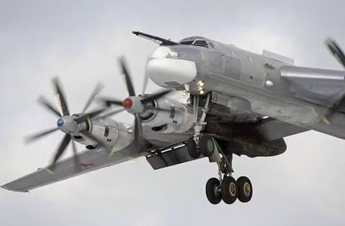 Các loại vũ khí mà Tu-95 có thể sử dụng đã được mở rộng, khoang chứa bên trong cũng trải qua sửa đổi lớn, bên cạnh đó các giá treo dưới cánh được bổ sung để phóng tên lửa hành trình Kh-101, hoặc biến thể hạt nhân của chúng là Kh-102.