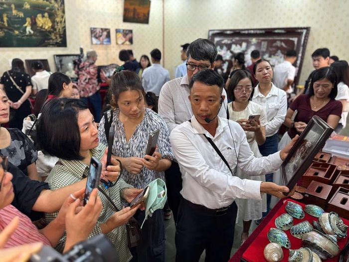 Các đại biểu khảo sát tại Trung tâm giới thiệu và Trưng bày sản phẩm làng nghề thôn Chuôn Thượng.