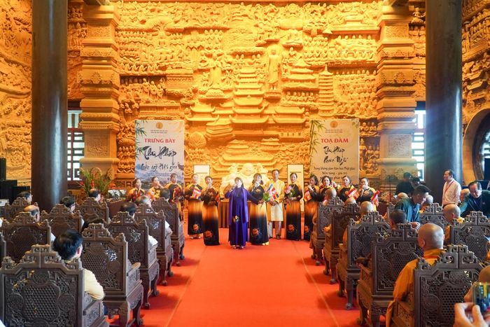 Các tiết mục nghệ thuật được biểu diễn trước khi diễn ra triển lãm và thiền trà thư pháp. Ảnh: Đình Minh