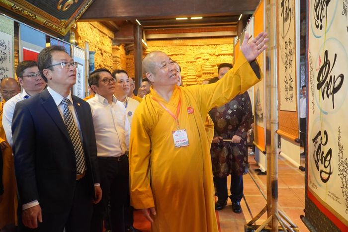 Các đại biểu tham quan không gian trưng bày các tác phẩm thư pháp, nơi chữ viết được kết hợp với nghệ thuật tạo hình và chiều sâu tư tưởng. Ảnh: Đình Minh