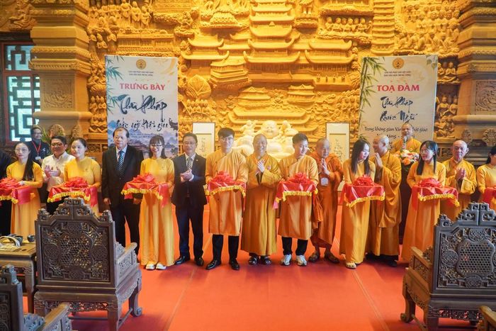 Các đại biểu thực hiện nghi thức cắt băng khai mạc triển lãm và thiền trà thư pháp. Ảnh: Đình Minh
