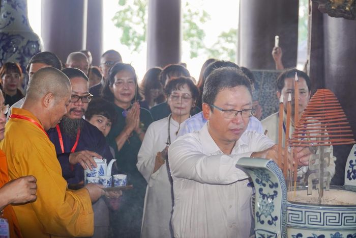 Ông Nguyễn Văn Thanh – Ủy viên Đoàn Chủ tịch, Trưởng ban Dân tộc và Tôn giáo, UBTƯ MTTQ Việt Nam dâng hương tại Tam bảo - Tam quan nội chùa Tam Chúc. Ảnh: Đình Minh