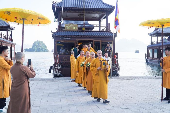 Sau đó, các Chư Tôn tiến về khu vực tổ chức các sự kiện trưng bày, triển lãm, dự tọa đàm với chủ đề "Thư pháp Quốc ngữ trong không gian văn hóa Phật giáo: Nền tảng, giá trị và hướng phát triển". Ảnh: Đình Minh