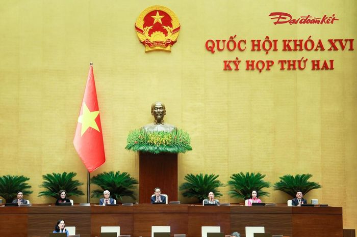 Chủ tọa điều hành phiên khai mạc. Ảnh: Quang Vinh