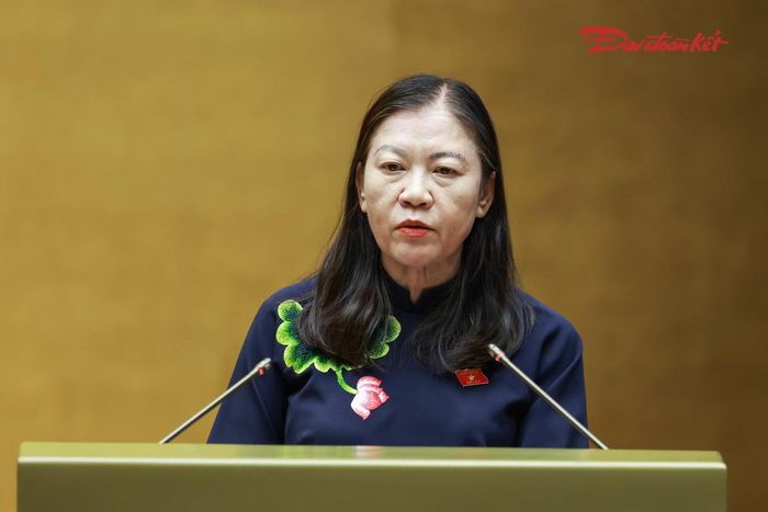 Chủ nhiệm Ủy ban Dân nguyện và Giám sát của Quốc hội Lê Thị Nga trình bày Báo cáo kết quả giám sát việc giải quyết kiến nghị của cử tri gửi đến Kỳ họp thứ Nhất, Quốc hội khóa XVI. Ảnh: Quang Vinh