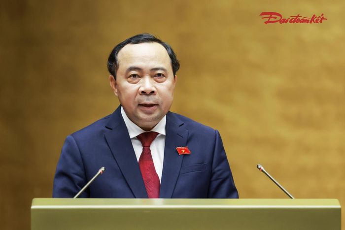 Bộ trưởng Bộ Khoa học và Công nghệ Vũ Hải Quân, thừa ủy quyền của Thủ tướng Chính phủ trình bày tờ trình về 2 dự án: Luật Bưu chính (sửa đổi); Luật sửa đổi, bổ sung một số điều của Luật Đo lường 