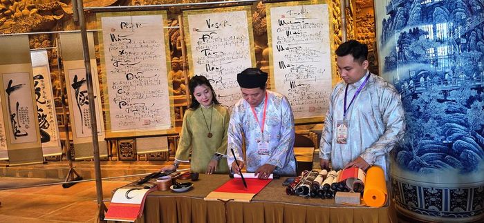 Triển lãm Thư pháp Quốc ngữ Phật giáo được tổ chức như một minh chứng sống động cho những ý kiến tham luận của các đại biểu tham gia tại sự kiện. Ảnh: Nguyễn Chung.