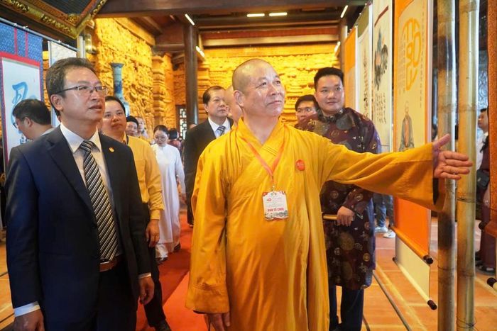 Các đại biểu tham quan triển lãm thư pháp. Ảnh: Duy Hưng.